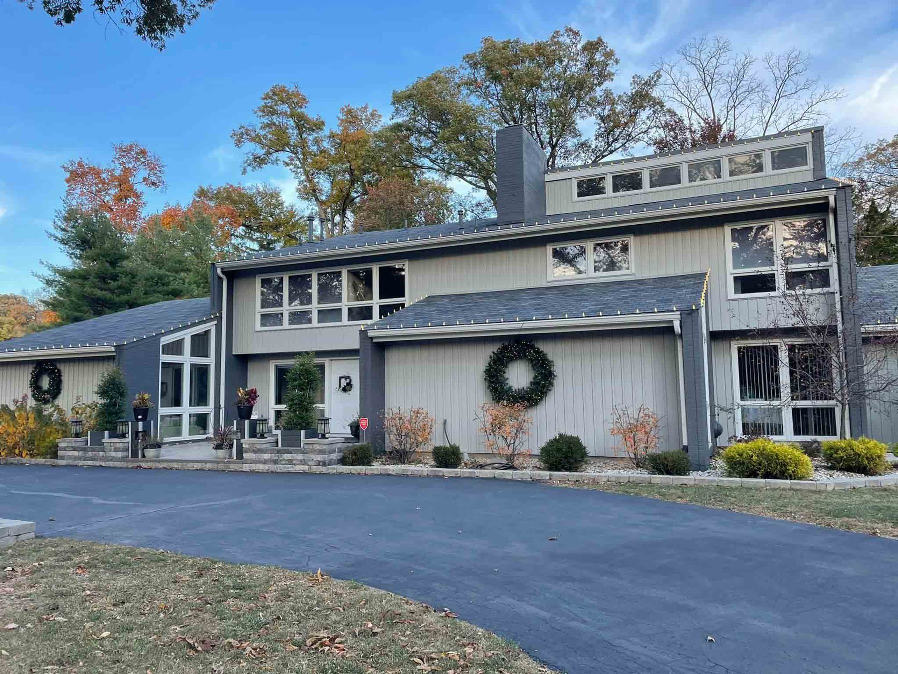 Indiana commercial building with a Christmas wreath mounted beside the entrance